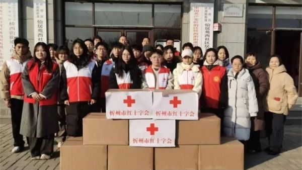 博爱暖新居情系搬迁户----忻州市红十字会志愿服务队走进忻府区桥西街道怡居苑小区开展春节慰问活动将温暖家庭包送到九户异地搬迁户老人手中
