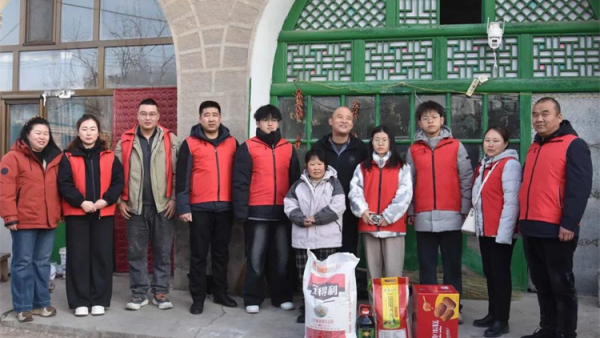 寒岁添暖意大爱润民心----兴县同城爱心公益协会开展冬日慰问活动为奥家湾乡李家塔村吕旭珍家送去大米白面黄油红枣蛋糕等生活用品