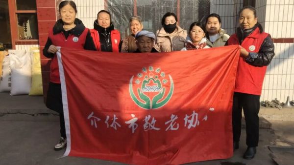 介休市敬老协会志愿者在连福镇里屯村入户80岁特困张景义老人家中为老人擦玻璃打扫室内外卫生做饭包饺子