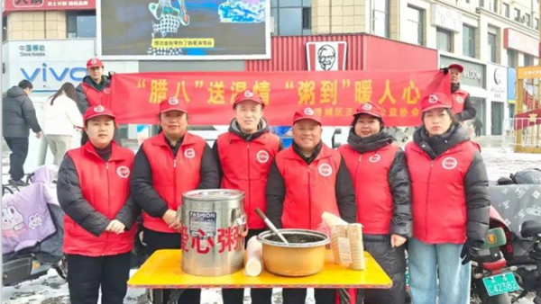 冬日里的温暖接力----长治市潞城区正能量公益协会志愿者用行动点亮城市公益在腊八节熬制了数百碗腊八粥为交警环卫工人外卖小哥及路人们送上