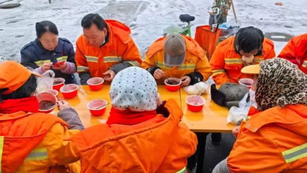 长治雨花斋二部第九届腊八施粥：九年温情暖古城从腊八节前两天开始连续四天将为市民免费赠送3000份腊八粥