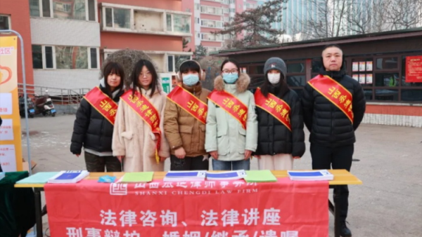 法润民心暖社区公益普法护安康----山西丞迪律师事务所走进太原市丽华苑社区开展普法宣传活动为辖区居民送上了一份法治暖心礼