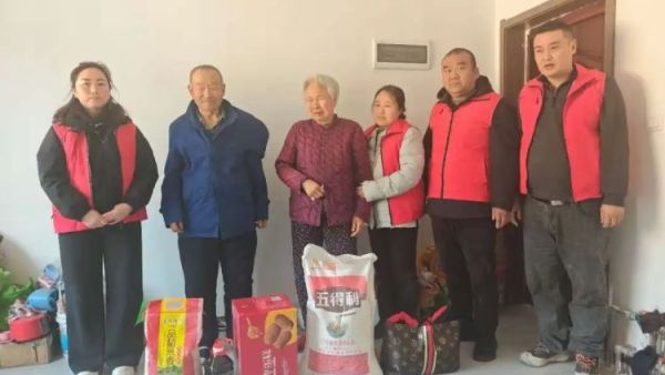 冬日暖阳映童心新春慰问传真情----兴县同城爱心公益协会新春走访为留守儿童送去了白面大米黄油红枣蛋糕等生活慰问品更是一次心灵的慰藉与鼓舞