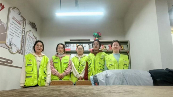 晋中新青年高校志愿者联合服务中心返乡大学生志愿者在社区开展志愿服务活动