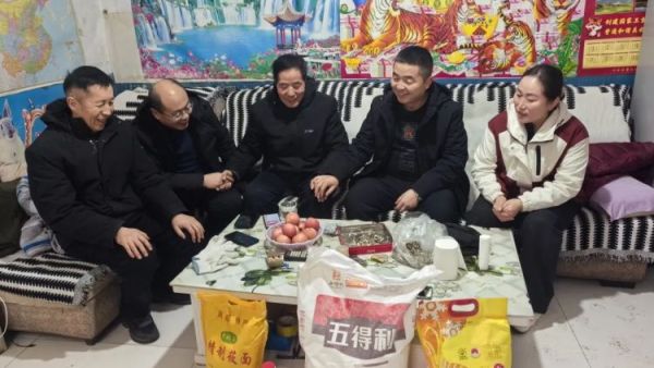 党旗映照夕阳红岁寒情深暖人心----兴县同城爱心公益协会党支部为协会内老党员送去白面大米黄油莜面等生活必需品的慰问活动