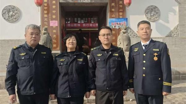 太原市中检中医救援队组织志愿者走社区走工厂走农村前去傅山园做义诊活动宣传中医让更多的人学中医懂中医