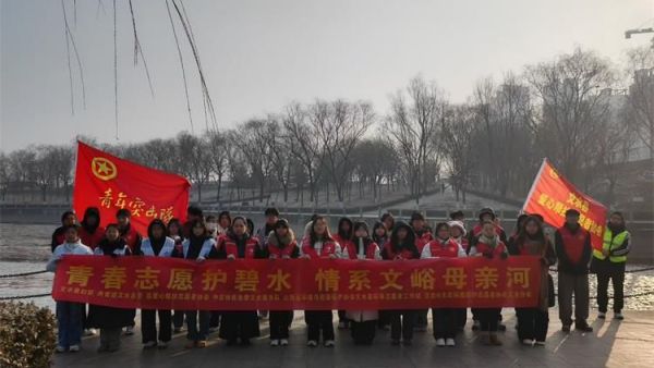 文水县爱心帮扶志愿者协会组织志愿者1月31日继续赴文峪河畔拾捡白色垃圾赴文水街头守十字路口传文明理念引导市民规范出行