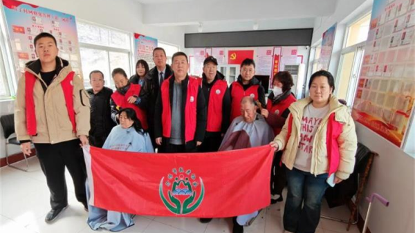 介休市敬老协会孝善行活动2026年1月31日走进龙凤镇峪子村﻿为60岁以上所有老人爱心理发体检践行为老服务理念惠及我市老年人