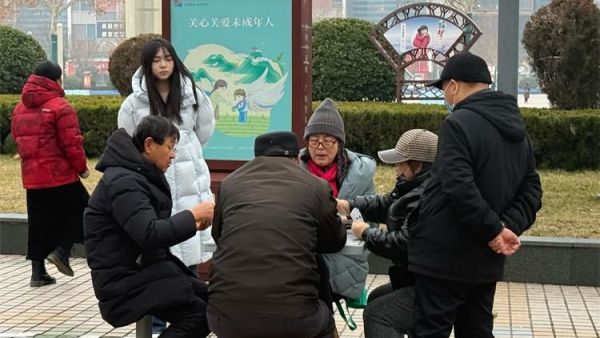 山西应用科技学院学生志愿者组织“情暖双代”公益服务赴山西省内各乡村为高龄老人提供健康监测为留守儿童进行学业辅导