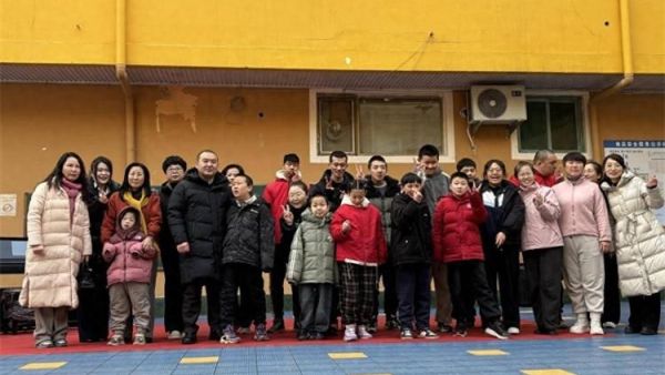 山西海养慈善基金会与山西启元关爱中心战略合作启动仪式圆满举行进行了授牌仪式捐赠了一台钢琴