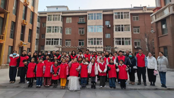 太原市志愿者小分队组织志愿者去享堂养老院看望慰问老人们让老人们感受到了家人般的关怀与温暖也生动诠释了无私奉献的志愿精神