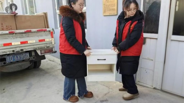 浓浓敬老情情暖夕阳红----长治市阳光困境儿童帮扶协会走进福乐养老院为老人们送上崭新的床头柜