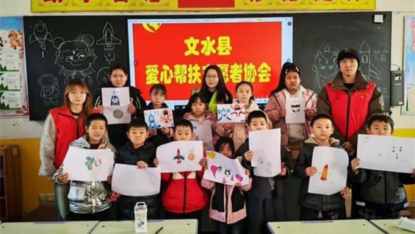 文水县爱心帮扶志愿者协会2月3日组织的返乡志愿者走进岳村学校继续开展公益画画课啦