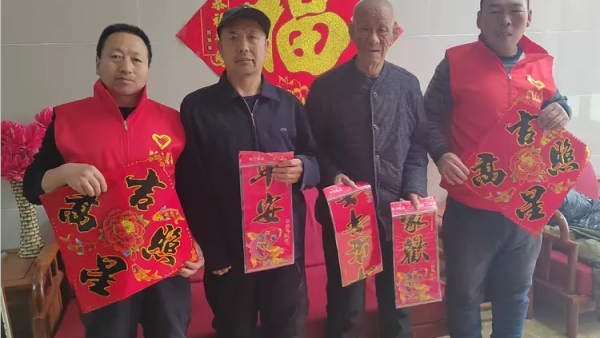 忻州市红色志愿者走进忻府区晚霞福利养老院送春联清洁居住环境卫生与老人促膝谈心让老人们倍感幸福与温暖