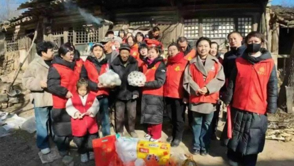 红马甲暖遍忻州乡野阳光爱心点亮新春年味 忻州阳光爱心公益团队联合增寿口腔花园街店举办这场爱心行动为8户老人们提供了物资赞助米面油花糕猪肉鸡蛋等