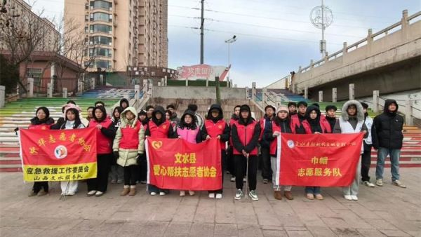 文水县爱心帮扶志愿者协会的返乡学子2月4日赴文峪河畔以行动践行新时代文明实践弯腰拾捡白色垃圾让河畔重归洁净