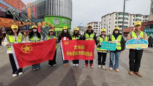 文水县爱心帮扶志愿者协会组织的返乡志愿者2月5日继续赴文水街头守十字路口传文明理念引导市民规范出行遵守交通秩序