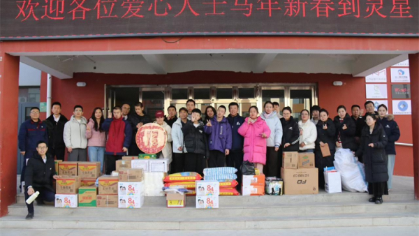 我们是谁不重要是哪个单位更不重要我们就是尽自己所能去做一些善事感谢这些默默无闻乐于奉献的爱心人士莅临太原市灵星社区服务中心给我们的孩子们带来生活物资