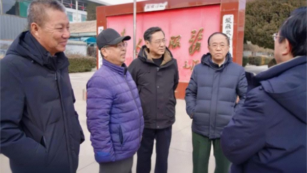 骏马踏春暖乡野 振兴联心惠民生----山西乡村振兴学会联合体赴榆次什贴村等地开展新春慰问为高龄老人行动不便的特困户送上了米面油生活物资及慰问金