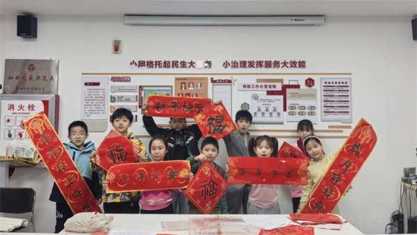 当千年笔墨遇见童真少年 小店区平阳路街道文华苑社区里孩子们将这几天所学书法转化成为了最温暖的行动为社区里的独居老人书写了福字