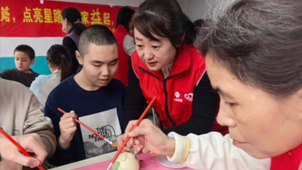 大家人寿山西分公司的志愿者马年新春到来之际来到太原市灵星社区服务中心阳曲校区陪着孩子们一起蒸花馍