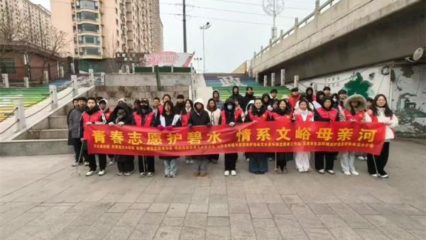 2月6日，文水县爱心帮扶志愿者协会的返乡学子赴文峪河畔弯腰拾捡白色垃圾让河畔重归洁净愿绿意常伴文峪河