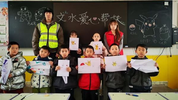 文水县爱心帮扶志愿者协会2月6日继续组织返乡志愿者走进岳村学校开展公益画画课
