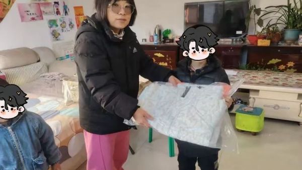 聊城温情跨千里文水暖冬护童心 文水县爱心帮扶志愿者协会对接聊城爱心资源于2026年2月7日为当地困境学子成思毅送上1200元助学金与一件厚实羽绒服