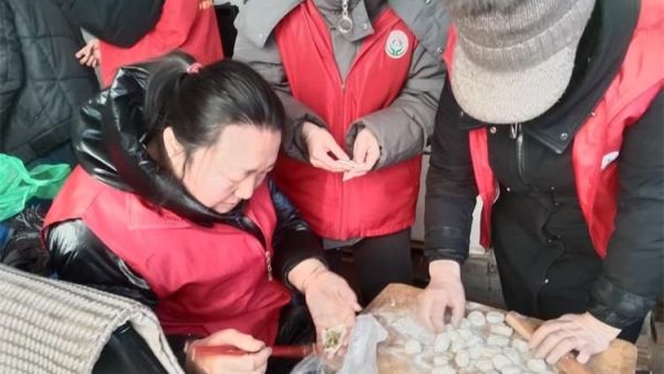 介休市敬老协会志愿者在绵山镇靳凌村入户85岁特困老人焦国良家为老人打扫室内外卫生做饭包饺子