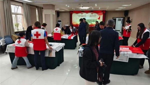 山西省红十字会、民盟山西省委文化总支部和山西省收藏家协会共同献爱心为孤寡老人独居老人和春运守护志愿者送春联送关爱