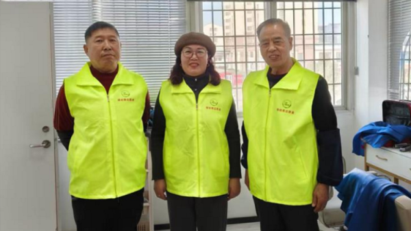 晋城市绿丝带志愿者协会组织志愿者在中国银行晋城矿区支行开展暖阳义剪第三期活动展现了志愿者的良好风采