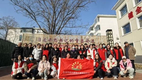 剪刀传情陪伴暖心----长治市阳光困境儿童帮扶协会志愿者走进八一社区开展义务理发暨陪伴慰问活动