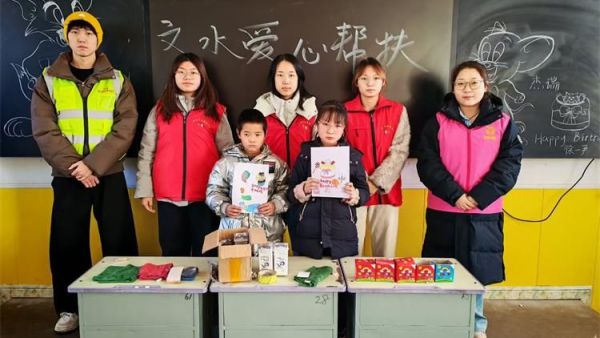 2月8日文水县爱心帮扶志愿者协会的返乡志愿者继续走进岳村学校开展公益画画课