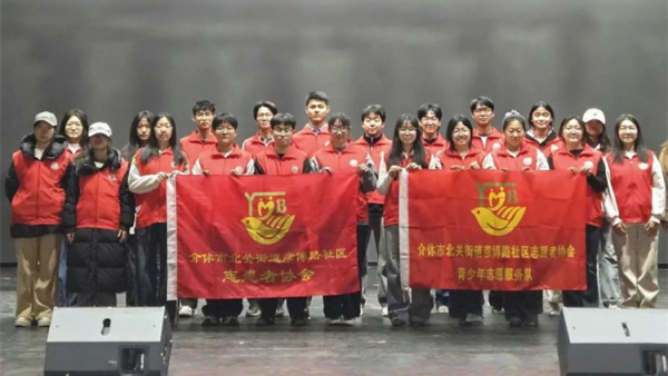 志愿筑梦童心传承 介休市彦博路社区志愿者协会大学生志愿者全力保障“融媒筑梦·星耀未来”少儿书画展顺利开展