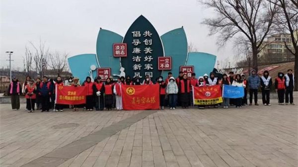 文水县爱心帮扶志愿者协会2月9日继续组织返乡学子赴文峪河畔以行动践行新时代文明实践弯腰拾捡白色垃圾让河畔重归洁净