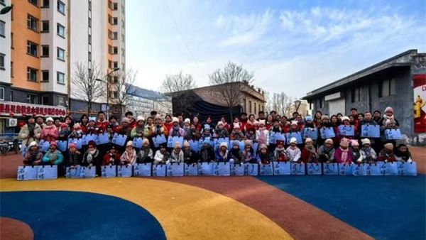 石楼县青年志愿者协会发放温暖包给孩子们带来温暖2026年新的一年继续做孩子们最坚实的后盾