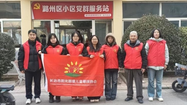 长治市阳光困境儿童帮扶协会于2026年2月9日春节前夕走进英雄中路街道蔡家巷社区书写春联拉近了社区居民与志愿者之间的良好友谊