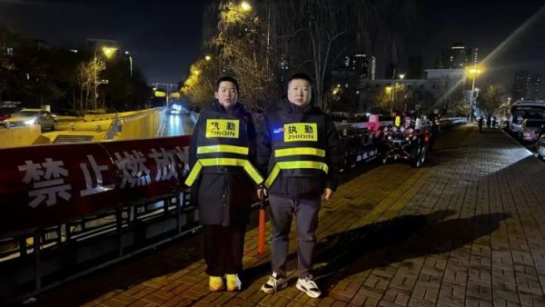 小年夜志愿护平安----山西省最美退役军人何作冻父子在太原市南沙河桥宣传禁燃禁放烟花爆竹选择绿色文明的方式喜迎新春