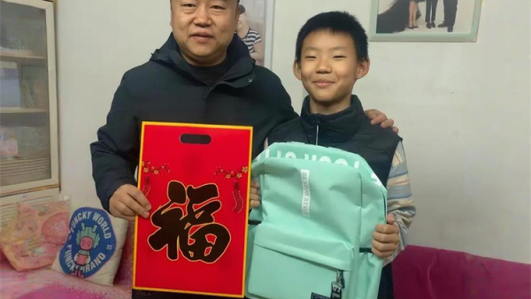 情暖新春爱助成长 太原好人姚宝荣为事实孤儿送上新春关爱大礼包其中有书包文具衣服等学习用品