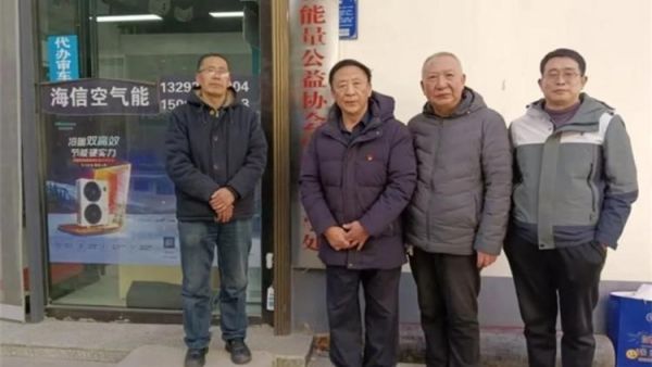 挥毫泼墨迎新春公益同心赠春联 长治市正能量公益协会屯留区办事处给屯留正能量公益群里的爱心人士们赠送手写的新年对联