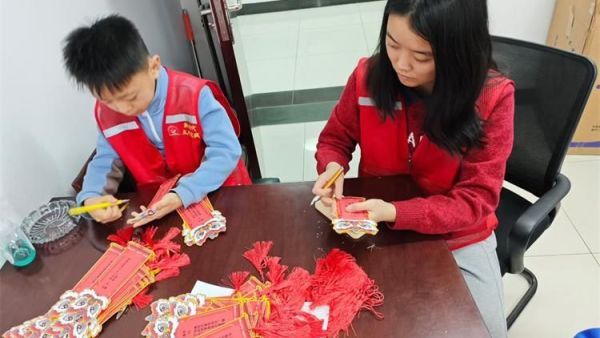太原市小店区恒善志愿服务中心组织志愿者做花灯迎元宵佳节