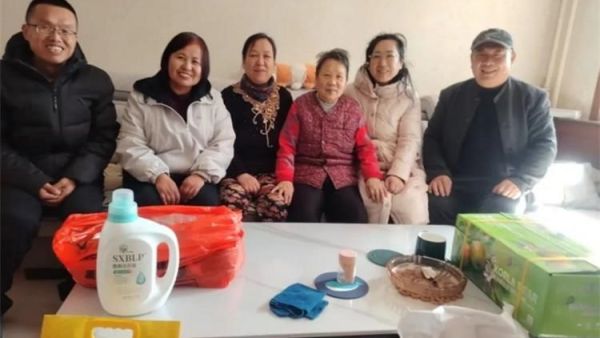 长治市雨花斋二部开展了春节前慰问活动长治市小雨点公益志愿者协会5名青年义工代表共同为九位银发义工送上了精心准备的食品日用品等慰问礼品