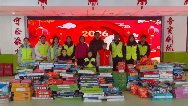 晋中新青年高校志愿者联合服务中心组织志愿者新春走基层慰问福利院儿童