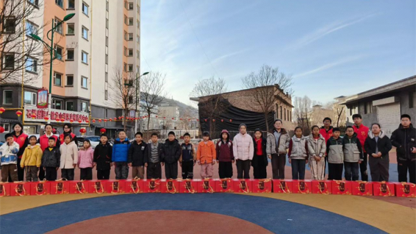 石楼县青年志愿者协会春节前牵挂一老一小发放一束光暖心大礼包