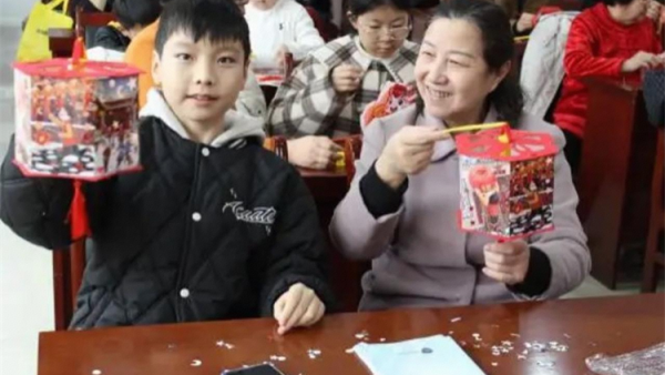 太原市滨东社区携手晋商银行平阳路支行手工花灯点亮社区温情辖区老人与孩子们欢聚一堂用巧手制作花灯在光影交错中迎接元宵节