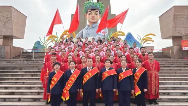 欢欢喜喜闹元宵温情满满暖人心----武乡县太东社区元宵节组织工作人员和志愿者民俗游街、文艺展演、光荣院慰问等活动让年味更浓温情更足