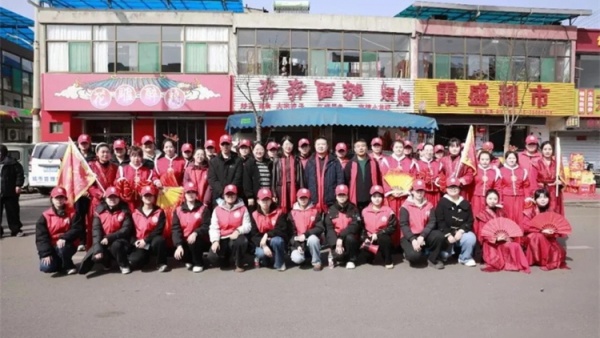 正月十五闹元宵志愿红辉映北关 介休市北关街道彦博路社区志愿者协会的志愿者们投身到元宵社火巡游保障工作中为这场民俗文化盛宴增添了别样的温暖与活力