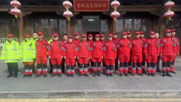 灯火阑珊处蓝盾最安心----忻府区蓝盾应急救援队守护忻州古城元宵夜成为这座古城最安心的符号守护着千家万户的平安与喜乐