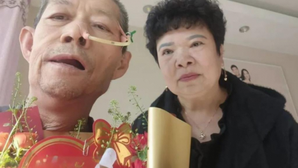 一束鲜花寄温情公益同心暖忻州----忻州阳光爱心团队张素梅带着鲜花慰问品与诚挚关怀看望公益媒体人王宪文