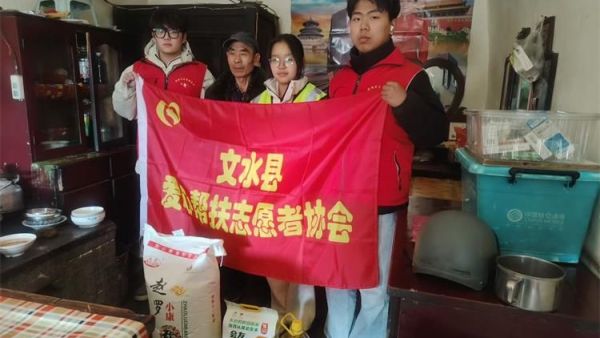 文水县爱心帮扶志愿者协会开展走访慰问活动前往南峪口看望困难群众牛建明一家协会李金花孩子还特意为困难户家中孩子准备了爱心玩具